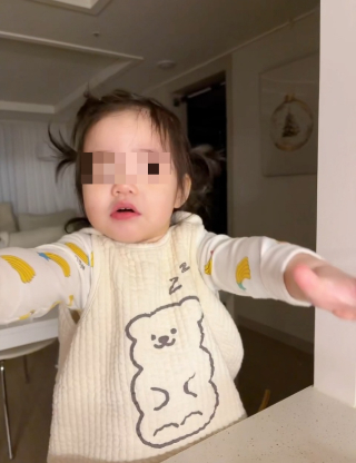 안아달라고 보채는 딸. 다른 또래 부모들에 따르면 이런 시기도 얼마 안 남았다고 한다. 비록 허리가 끊어지는 한이 있더라도 안아달라고 할 때 최대한 많이 안아줘야겠다. /사진=최우영 기자