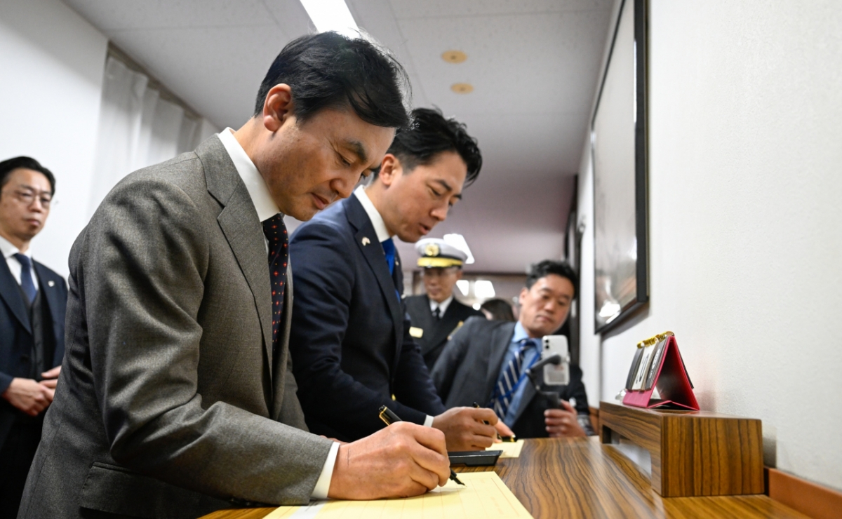 안규백 국방부장관이 30일 오후 일본 해상자위대 요코스카총감부에서 방명록을 작성하고 있다. /사진제공=국방부