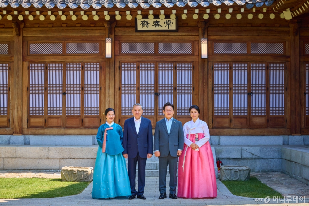 [서울=뉴시스] 이재명 대통령과 김혜경 여사가 12일 청와대 상춘재에서 국빈방한 중인 또 럼 베트남 당서기장과 응오 프엉 리 여사와 함께 기념촬영을 하고 있다. (사진=대통령실 제공) 2025.08.12. photo@newsis.com *재판매 및 DB 금지 /사진=