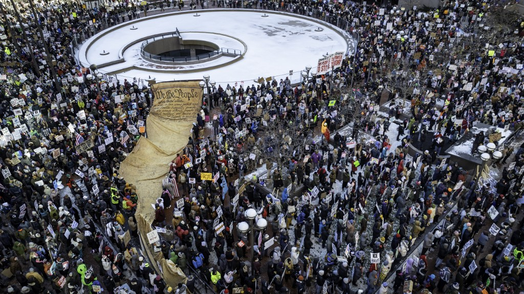 30일(현지시간) 미네소타 주 미니애폴리스에서 이민세관단속국(ICE)의 단속 중단을 요구하는 집회가 벌어지는 모습./AFPBBNews=뉴스1