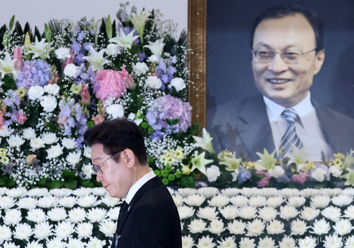 [서울=뉴시스] 최동준 기자 = 이재명 대통령이 31일 서울 여의도 국회 의원회관에서 열린 고 이해찬 전 국무총리(민주평화통일자문회의 수석부의장) 영결식에서 헌화 후 이동하고 있다. 2026.01.31. photocdj@newsis.com /사진=