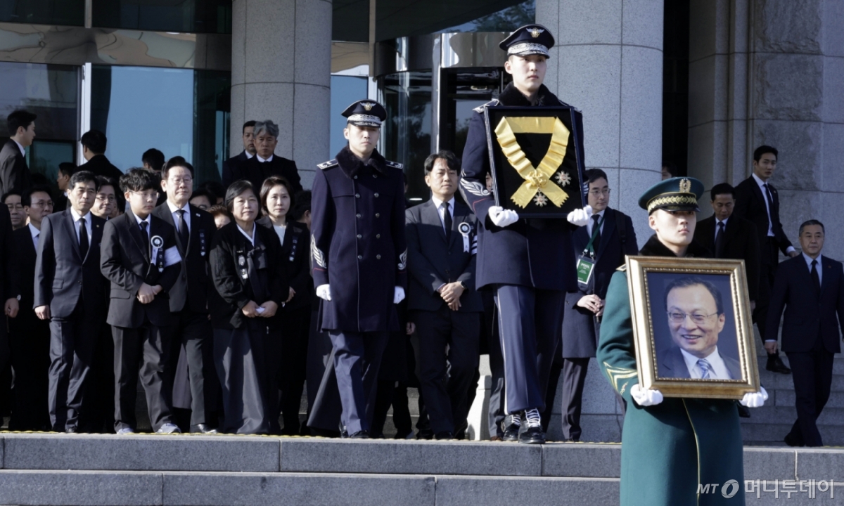 [서울=뉴시스] 최동준 기자 = 이재명 대통령과 김혜경 여사가 31일 서울 여의도 국회 의원회관에서 열린 고 이해찬 전 국무총리(민주평화통일자문회의 수석부의장) 영결식에서 이 전 총리를 배웅하고 있다. 2026.01.31. photocdj@newsis.com /사진=최동준