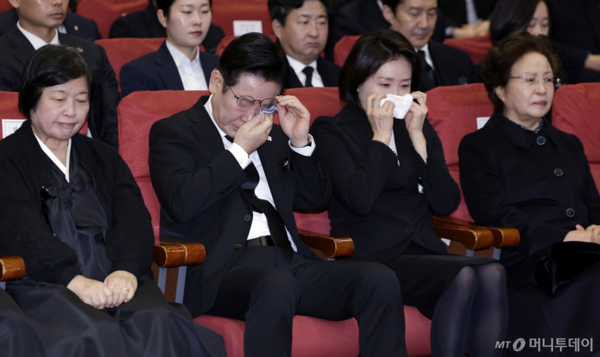 이재명 대통령과 김혜경 여사가 31일 서울 여의도 국회 의원회관에서 열린 故 이해찬 제36대 국무총리 사회장 영결식에서 눈물을 닦고 있다./사진=뉴스1