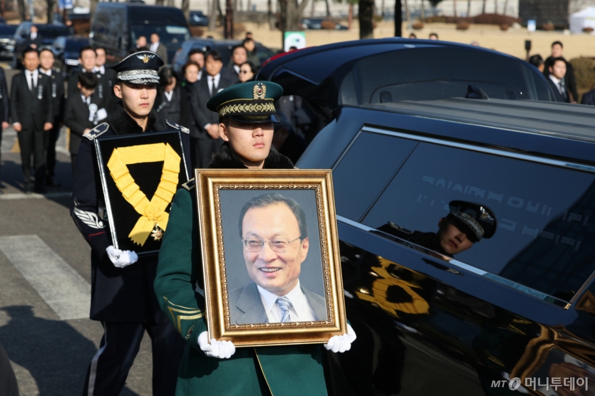  이해찬 전 국무총리 사회장 영결식이 엄수된 31일 서울 여의도 국회의원회관에서 고인의 영정이 운구 차량으로 옮겨지고 있다./사진=뉴시스