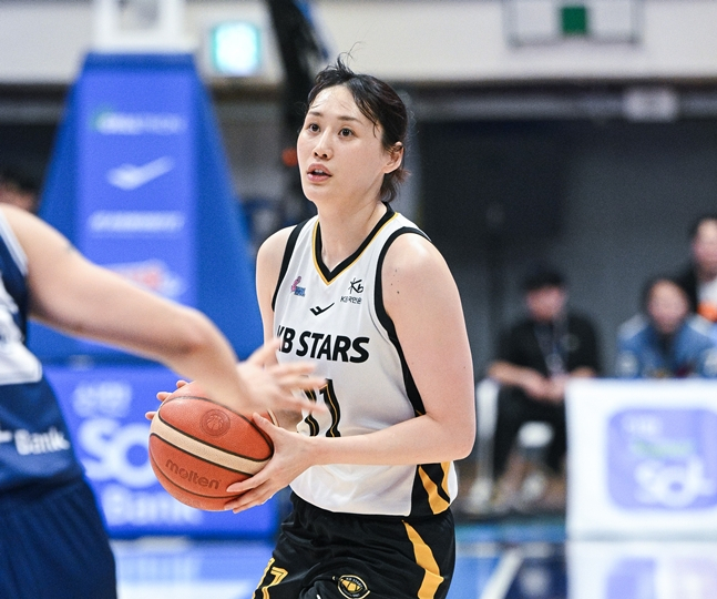 강이슬이 골대를 바라보고 있다. /사진=WKBL