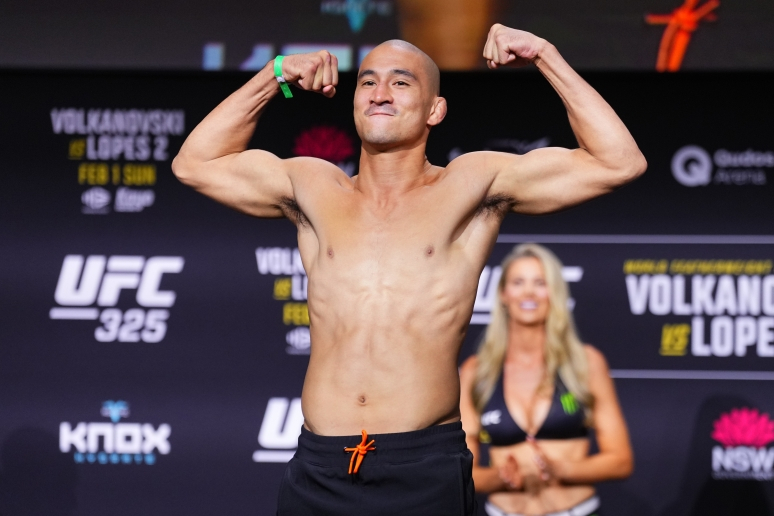 돔 마르판이 계체 통과 후 포즈를 취하고 있다. /사진=UFC 제공