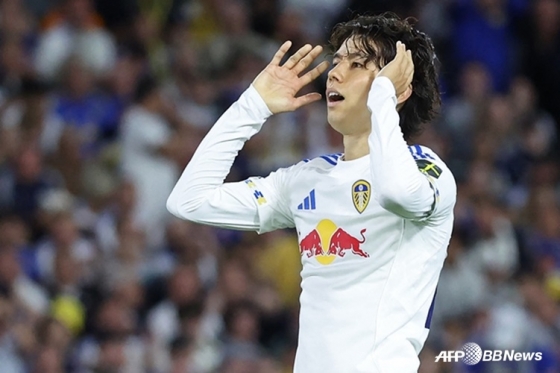 다나카 아오가 지난 9월 19일(한국시간) 영국 리즈의 엘런로드에서 열린 리즈 유나이티드 대 에버턴의 '2025~2026시즌 잉글리시 프리미어리그(EPL)' 1라운드 도중 아쉬움을 표현하고 있다. /AFPBBNews=뉴스1