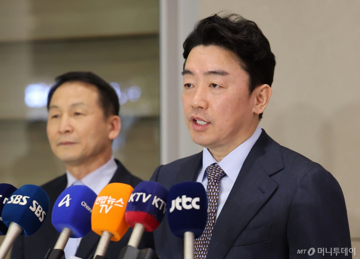 (인천공항=뉴스1) 오대일 기자 = 전략경제협력 대통령 특사 자격으로 캐나다·노르웨이를 방문하고 돌아온 강훈식 대통령비서실장이 31일 오후 인천국제공항을 통해 귀국해 브리핑을 하고 있다.  강 실장은 노르웨이 정부와 1조 3천억 규모의  한국산 다연장 로켓 '천무' 수출 계약이 최종 체결됐다고 밝혔다. 2026.1.31/뉴스1  Copyright © 뉴스1. All rights reserved. 무단 전재 및 재배포,  AI학습 이용 금지. /사진=(인천공항=뉴스1) 오대일 기자