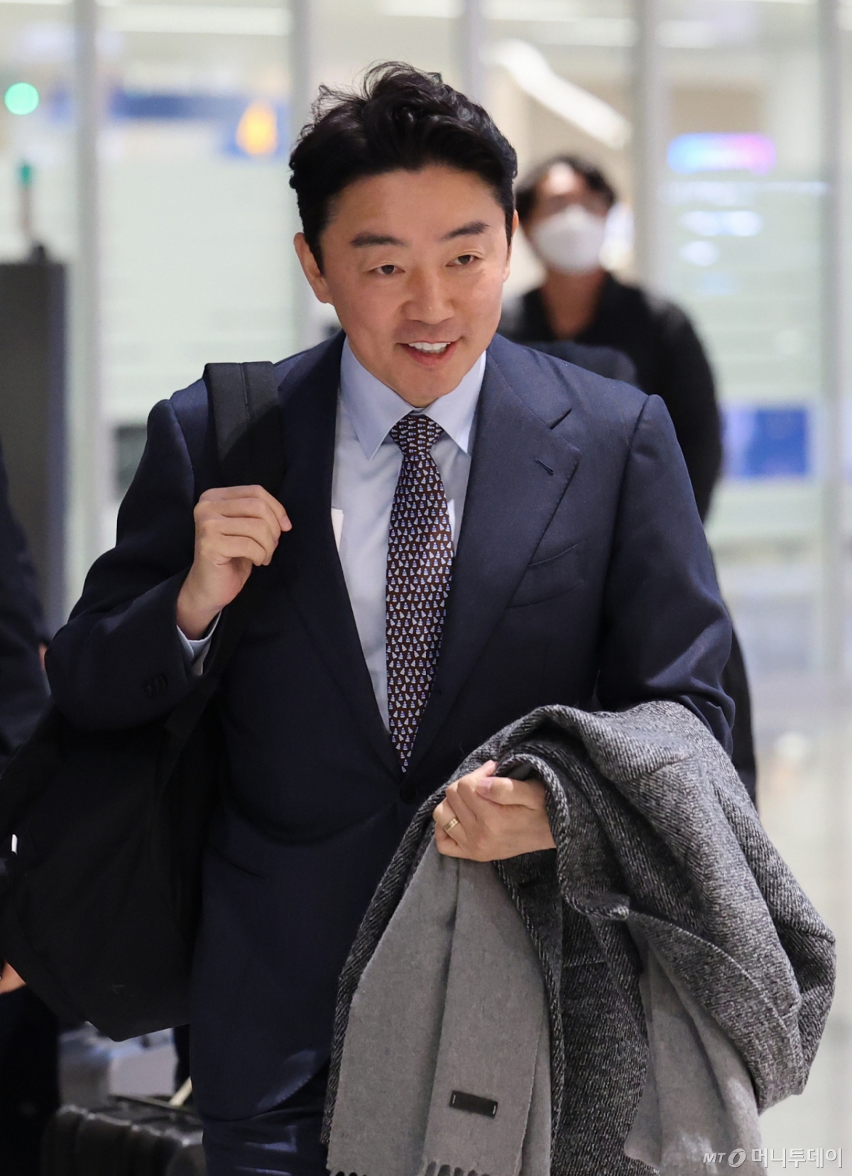 (인천공항=뉴스1) 오대일 기자 = 전략경제협력 대통령 특사 자격으로 캐나다·노르웨이를 방문하고 돌아온 강훈식 대통령비서실장이 31일 오후 인천국제공항을 통해 귀국하고 있다.  강 실장은 노르웨이 정부와 1조 3천억 규모의  한국산 다연장 로켓 '천무' 수출 계약이 최종 체결됐다고 밝혔다. 2026.1.31/뉴스1  Copyright © 뉴스1. All rights reserved. 무단 전재 및 재배포,  AI학습 이용 금지. /사진=(인천공항=뉴스1) 오대일 기자