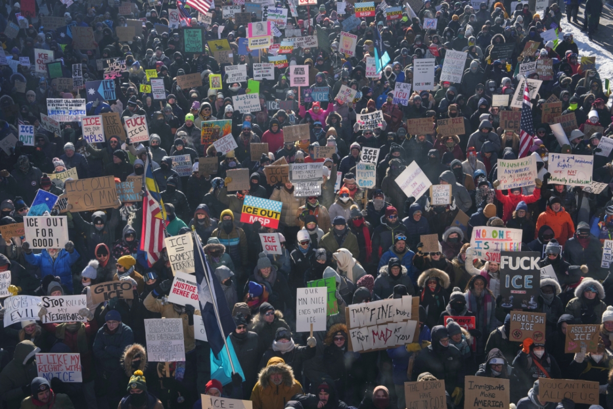 지난달 25일(현지시간) 미국 미네소타주 미니애폴리스 주민들이 이민세관단속국(ICE) 총격으로 미국 시민권자 알렉스 프레티가 사망한 사건에 항의하고 있다./사진=AP(뉴시스) 
