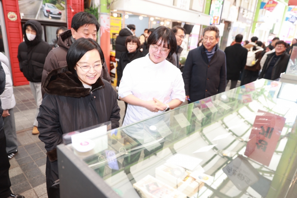 한성숙 중소벤처기업부 장관이 31일 속초관광수산시장을 방문해 현장을 둘러보며 상인과 대화하고 있다./사진=중기부 제공.