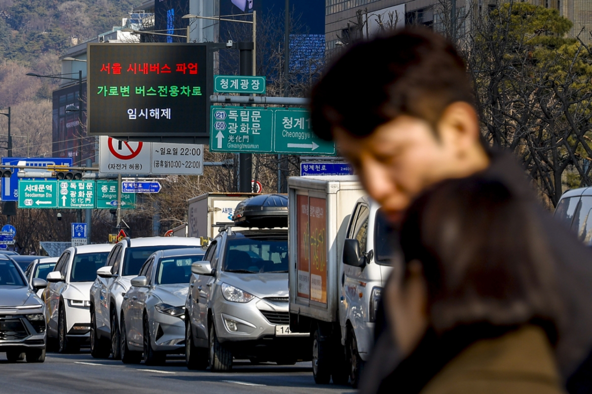 지난 14일 서울 종로구 세종대로에 설치된 전광판에 가로변 버스전용차로 임시해제 관련 안내문이 나오고 있다./사진=뉴시스