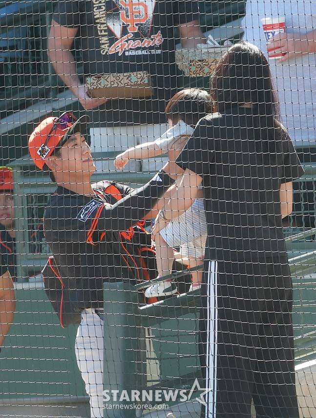 지난해 2월 이정후(왼쪽)가 응원 온 조카(고우석 아들)를 반기고 있다. /사진=김진경 대기자