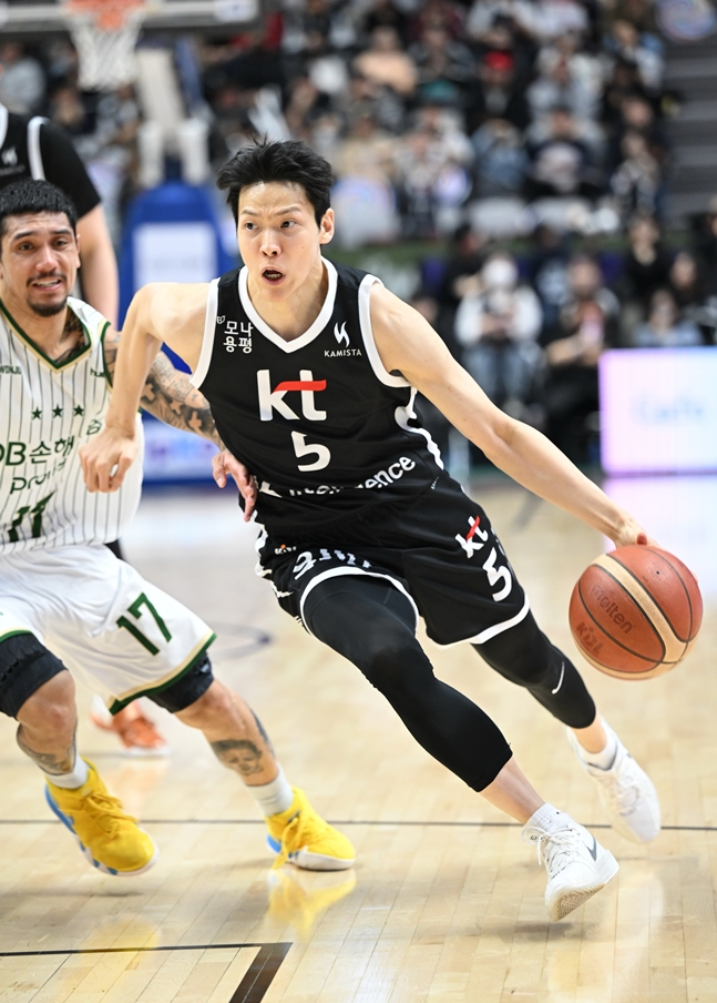 김선형(오른쪽)이 부상 복귀전에서 알바노를 상대로 돌파를 시도하고 있다. /사진=KBL 제공