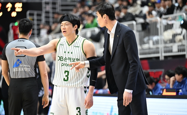 김주성(오른쪽) 원주DB 감독이 이정현에게 작전 지시하고 있다. /사진=KBL 제공