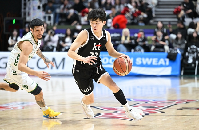 강성욱(오른쪽)이 이선 알바노를 피해 돌파를 시도하고 있다. /사진=KBL 제공
