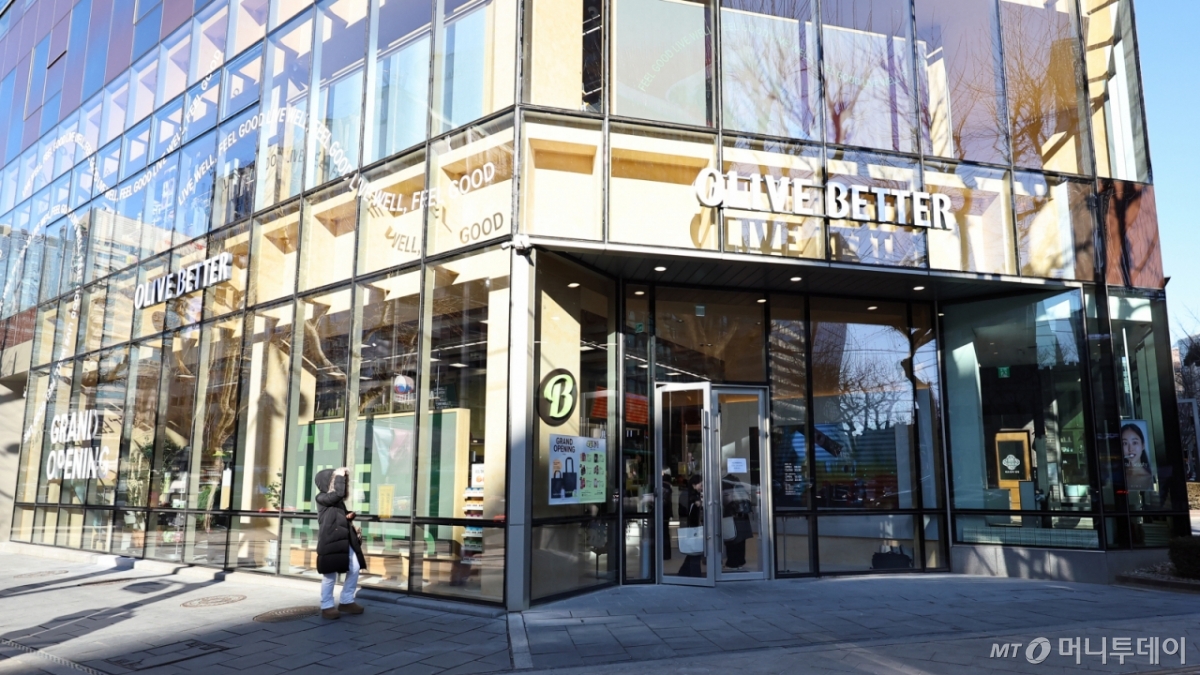 [서울=뉴시스] 최진석 기자 = 올리브베러의 첫 오프라인 매장 '올리브베러(OLIVE BETTER) 광화문점'의 오픈을 하루 앞둔 29일 서울 중구 광화문 디타워 올리브베러 광화문점에 올리브베러 로고가 보이고 있다.   30일 정식 오픈하는 CJ올리브영 건강·라이프스타일 상품을 선별해 제안하는 신규 플랫폼 올리브베러 1호점은 130여 평 규모의 복층 매장으로 500여 개 브랜드, 3000여 종의 웰니스 상품을 선보인다. 2026.01.29./사진=최진석