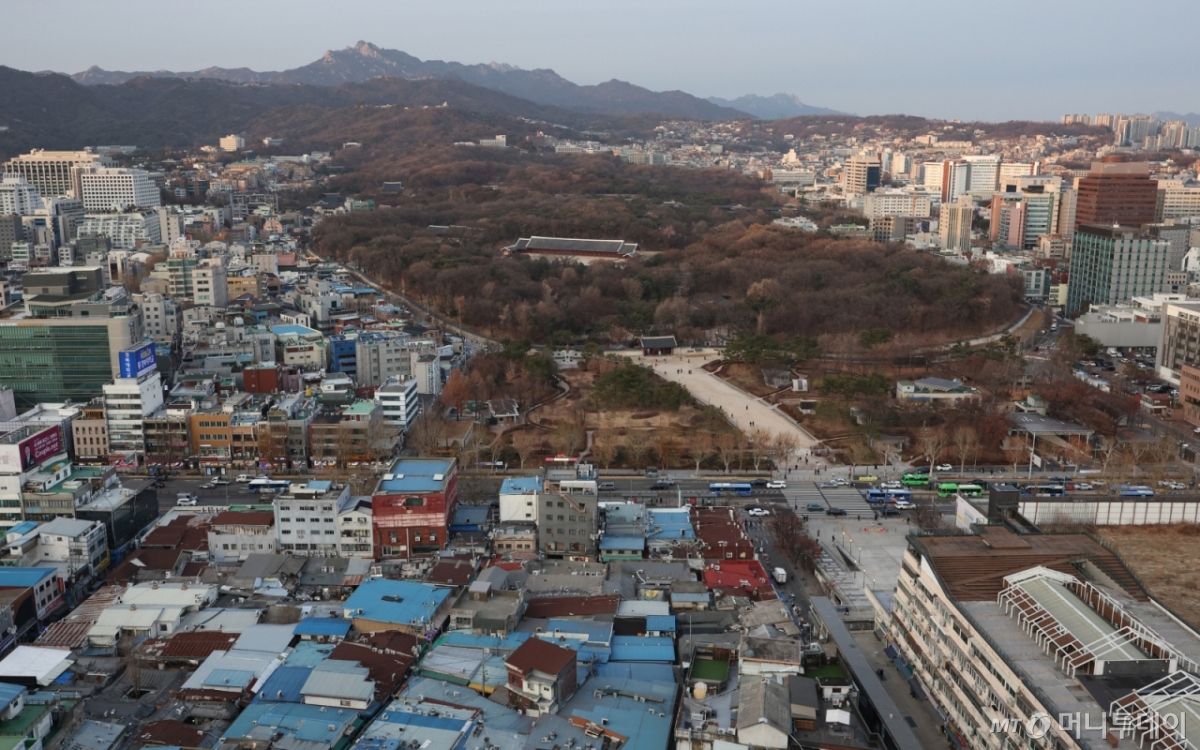 [서울=뉴시스] 김진아 기자 = 유네스코 세계유산인 서울 종묘 일대가 '세계유산지구'로 지정됐다. 국가유산청은  정부 관보에 종묘일대 19만4896㎡(약 5만 8712평) 범위를 세계유산지구로 지정하는 내용의 고시를 11일 게재했다고 12일 밝혔다. 종묘 앞 맞은편에 초고층 건물 건축을 막을 수는 없지만, 세계유산영향평가를 받으라고 요청할 근거가 되어 향후 세운4구역 개발에 미칠 영향에 관심이 쏠린다.   사진은 12일 서울 종로구 종묘와 세운4구역의 모습. 2025.12.12. bluesoda@newsis.com /사진=김진아
