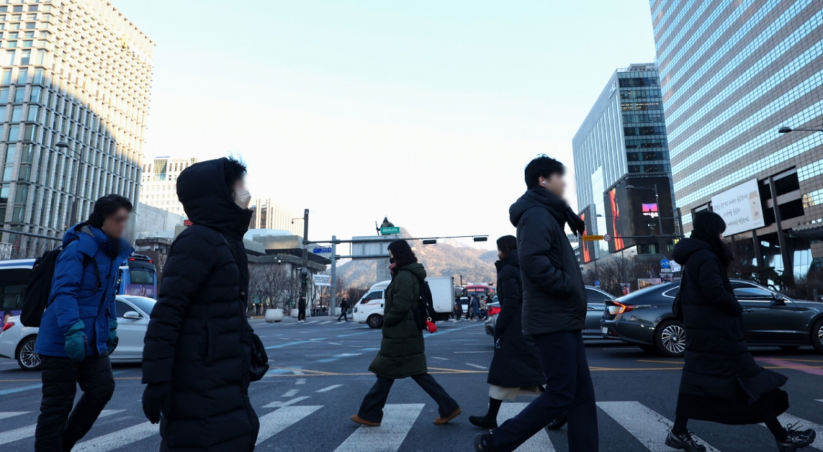 연일 강추위가 이어진 지난달 29일 오전 서울 종로구 세종대로 사거리에서 시민들이 이동하고 있다./사진=뉴스1.