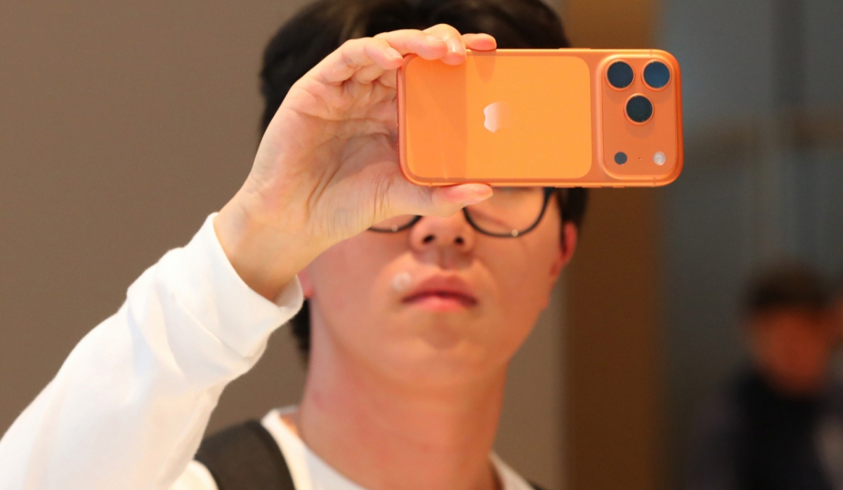 지난해 9월19일 서울 중구 명동 애플스토어에서 고객들이 애플 신제품 아이폰17 시리즈를 살펴보고 있다./사진=뉴시스