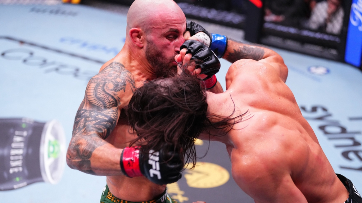 알렉산더 볼카노프스키(왼쪽)에 오른손 훅을 적중시키는 디에고 로페스. /사진=UFC 공식 사회관계망서비스(SNS)