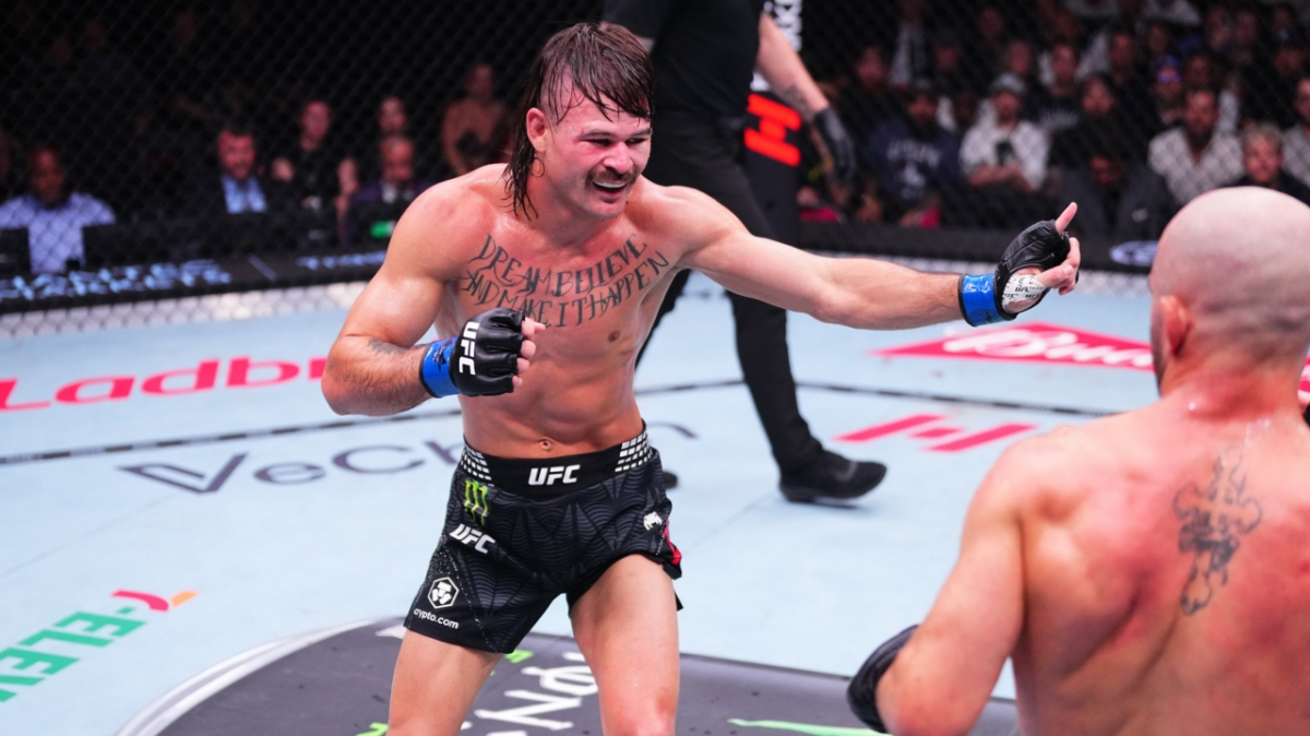 디에고 로페스가 알렉산더 볼카노프스키와 경기 중 미소짓고 있다. /사진=UFC 공식 사회관계망서비스(SNS)