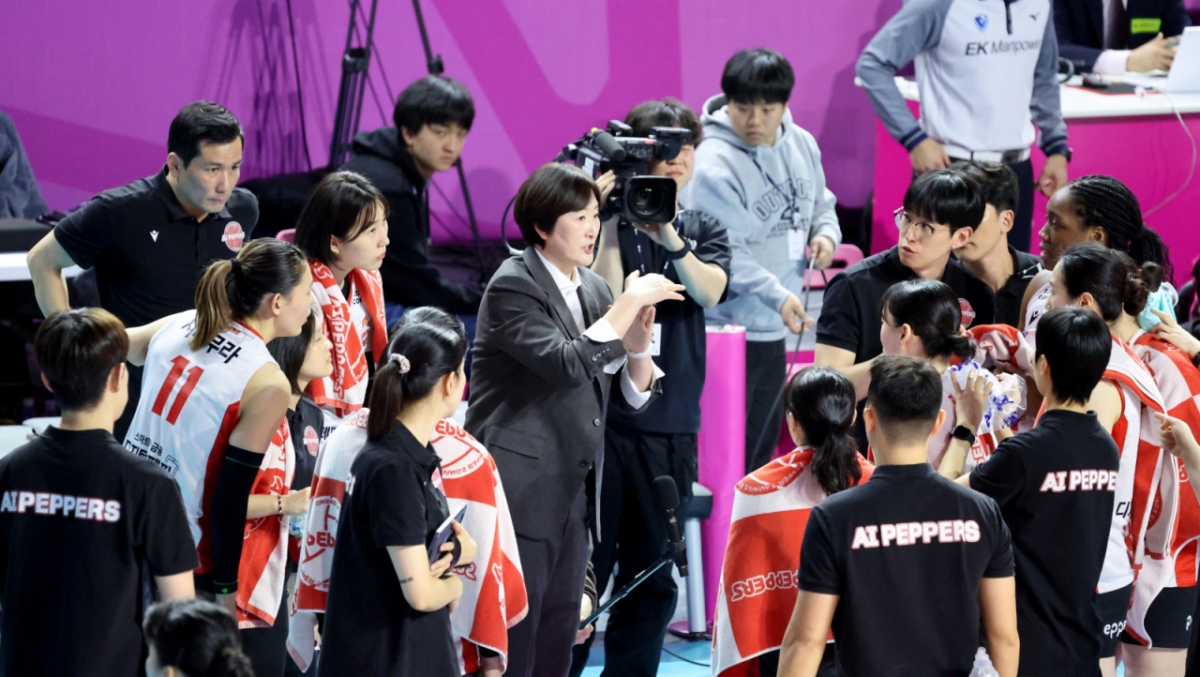 페퍼 장소연 감독이 1일 삼산월드체육관에서 열린 2025-2026 진에서 V리그 흥국생명과 페퍼저축은행경기에서 작전지시를 하고  있다. /사진=강영조 선임기자