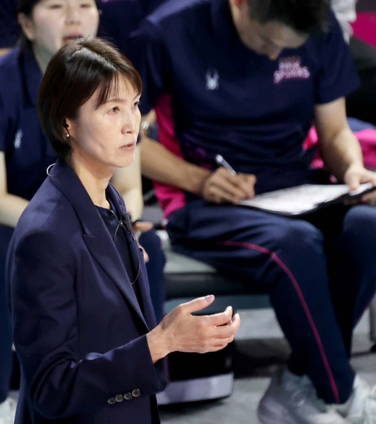 흥국 요시하라 토모코 감독이 1일 삼산월드체육관에서 열린 2025-2026 진에서 V리그 흥국생명과 페퍼저축은행경기에서 선수들을 독려하고  있다. /사진=강영조 선임기자