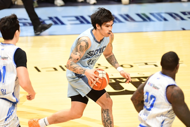 돌파를 시도하는 케빈 켐바오. /사진=KBL