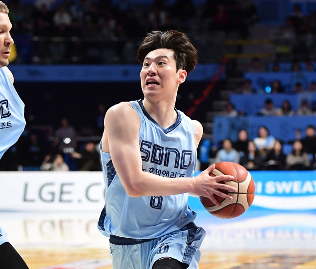 골밑을 향해 돌파하는 이정현. /사진=KBL