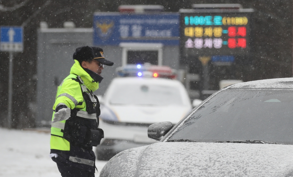제주도에 대설특보가 내려진 지난달 11일 오전 제주시 어승생 삼거리 입구에서 제주서부경찰서 소속 경찰관이 도로통제를 하고 있다./사진=뉴시스.