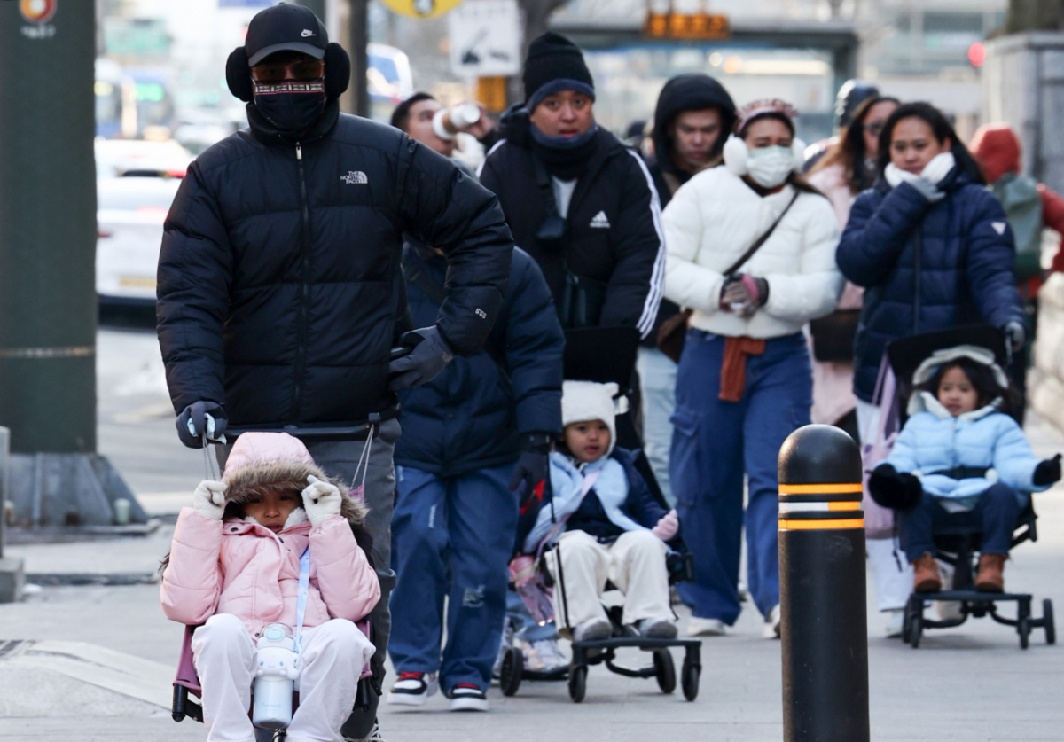 한파가 이어진 지난달 30일 서울 중구 을지로입구역 인근 거리에서 관광객들이 발걸음을 옮기고 있다./사진=뉴스1.