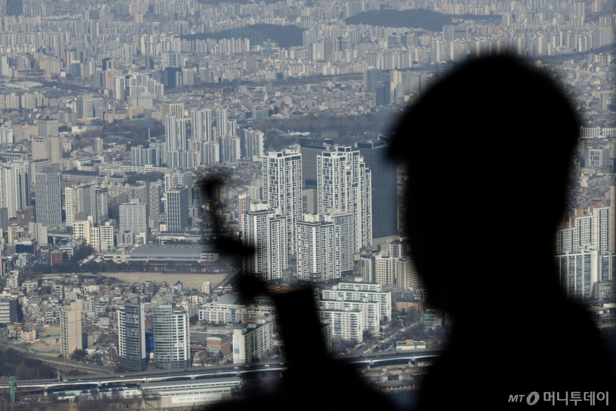 (서울=뉴스1) 박정호 기자 = 이재명 대통령이 "부동산 정상화는 5000피(코스피 5000), 계곡 정비보다 훨씬 쉽고 더 중요한 일"이라며 "이번이 마지막 기회였음을 곧 알게 될 것"이라고 밝힌 다음 날인 1일 서울시 송파구 올림픽로 롯데 월드 타워 서울스카이 전망대에서 아파트 등 주택 단지가 보이고 있다.   이  대통령은 "부동산 불패 신화를 깨고 집값을 안정시키는 일이 얼마나 어렵겠나만 계곡 정비나 주가 5000 달성보다야 더 어렵겠느냐"면서 "집값 안정은 무슨 수를 써서라도 반드시 성공시킬 것"이라고 강조했다. 2026.2.1/뉴스1  Copyright © 뉴스1. All rights reserved. 무단 전재 및 재배포,  AI학습 이용 금지. /사진=(서울=뉴스1) 박정호 기자