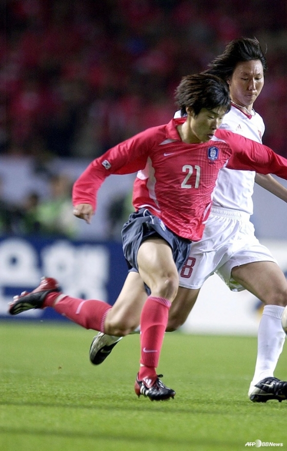 박지성(왼쪽)을 따라가는 리톄. /AFPBBNews=뉴스1