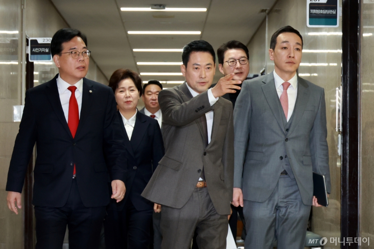 [서울=뉴시스] 고승민 기자 = 국민의힘 장동혁 대표와 송언석 원내대표 등 지도부가 29일 서울 여의도 국회에서 열린 최고위원회의에 참석하고 있다. 2026.01.29. kkssmm99@newsis.com /사진=고승민