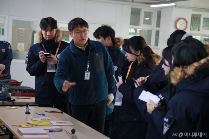 지난달 29일 경기 화성시 화성직업훈련교도소에서 기자들이 타일기능사 수업과정을 둘러보고 있다. /사진 제공=법무부