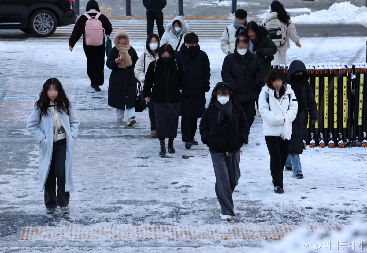 폭설 후 한파로 도로 곳곳이 얼어붙은 지난해 12월 5일 오전 서울 청계광장 일대에서 시민들이 출근길 발걸음을 옮기고 있다./사진=뉴스1
