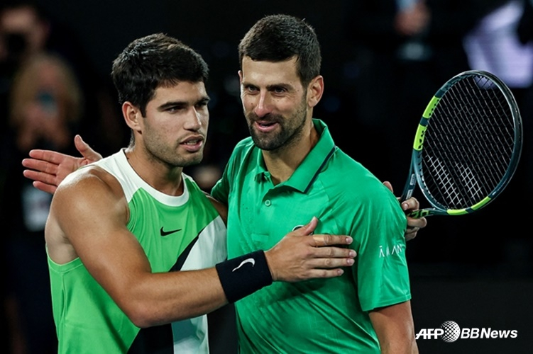 경기 후 인사하는 카를로스 알카라스(왼쪽)와 노바크 조코비치. /AFPBBNews=뉴스1