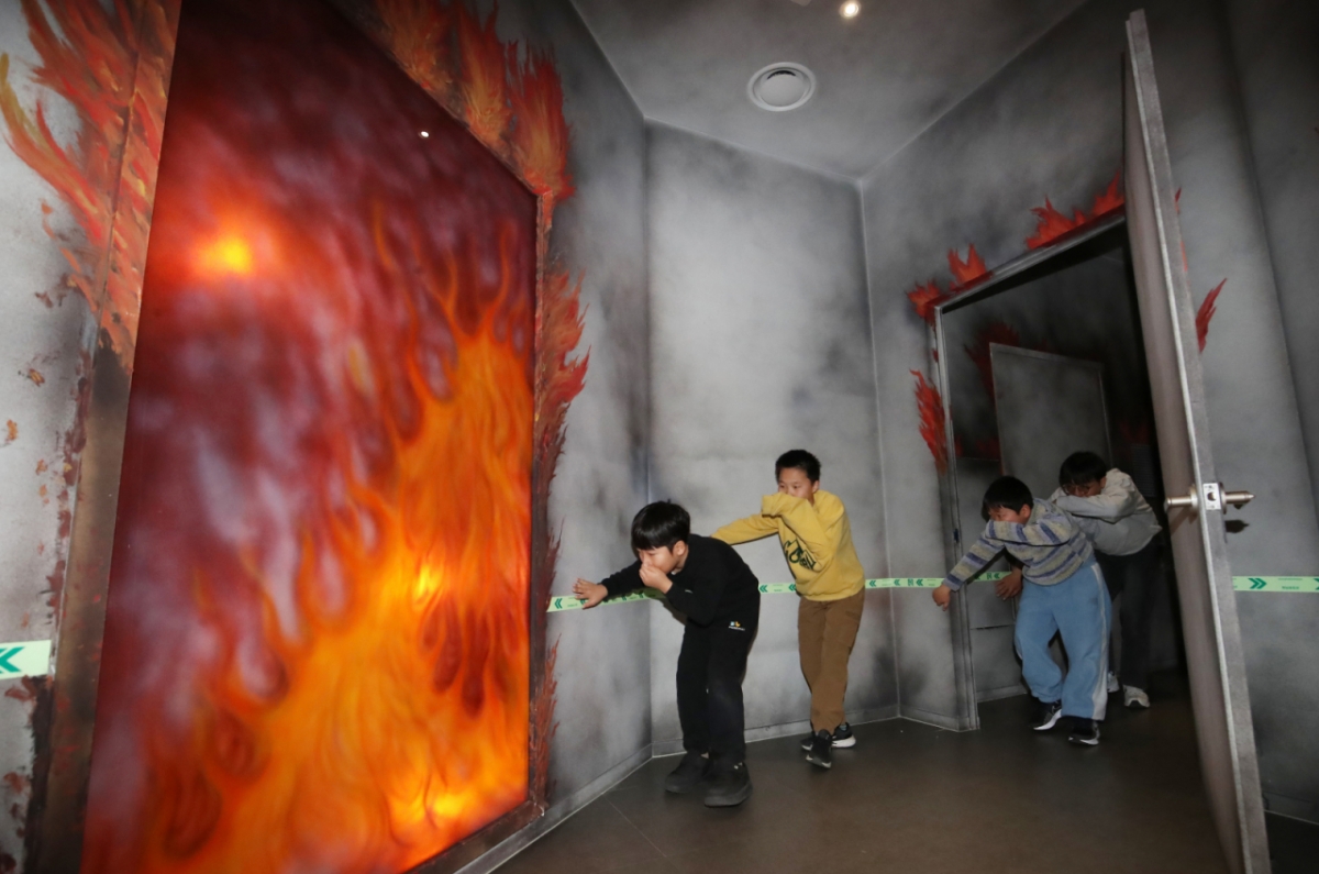 13일 부산 강서구 부산시교육청 학생안전체험관에서 겨울방학을 맞아 '가족·일반인 안전체험'에 참가한 체험객들이 화재 대피 체험을 하고 있다. 해당 기사 내용과 무관. /사진=뉴스1