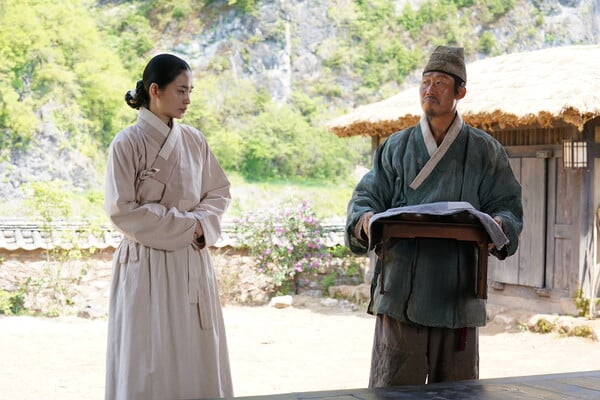 '왕과 사는 남자' 전미도(왼쪽)과 유해진, 사진제공=쇼박스