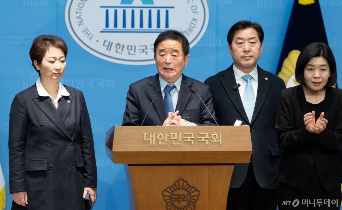 (서울=뉴스1) 국회사진기자단 = 이언주, 황명선, 강득구 더불어민주당 최고위원이 23일 서울 여의도 국회 소통관에서 정청래 대표의 조국혁신당과의 합당 제안과 관련해 규탄 및 사과를 촉구하는 기자회견을 하고 있다. 2026.1.23/뉴스1 Copyright © 뉴스1. All rights reserved. 무단 전재 및 재배포, AI학습 이용 금지. /사진=(서울=뉴스1) 국회사진기자단