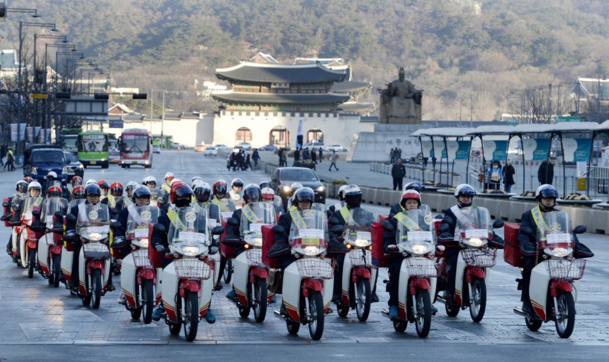 광화문우체국 집배원들이 2014년 1월2일 오전 서울 광화문 네거리에서 '2014 희망출발 집배원 퍼레이드'를 선보이고 있다./사진=뉴스1