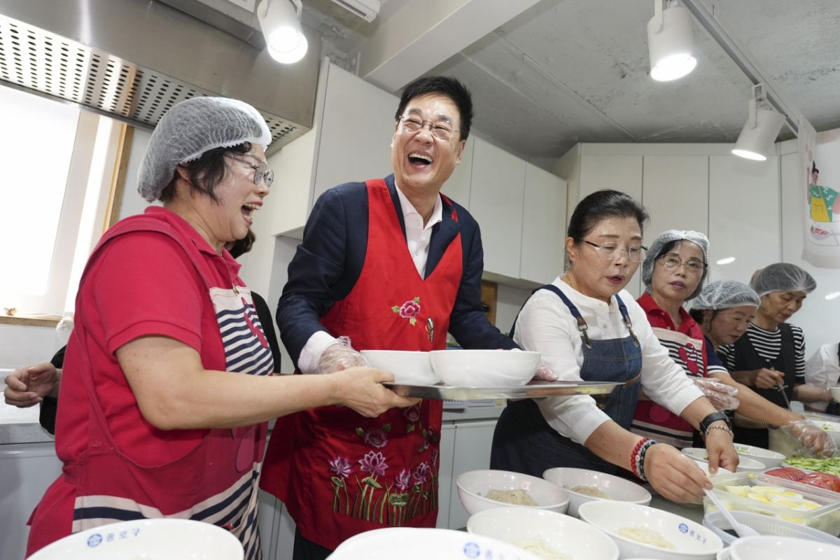 '반찬이랑 건강이랑' 민소통공모사업 모습. 정문헌 종로구청장(왼쪽에서 두 번쨰) /사진제공=종로구