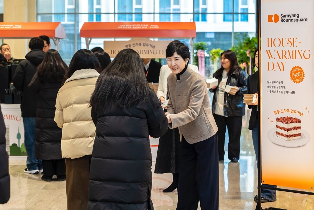 지난달 30일 서울 명동 신사옥에서 열린 '하우스-워밍 데이' 행사에서 임직원들에게 간식을 전달하고 있는 김정수 삼양라운드스퀘어 부회장/ 사진=삼양라운드스퀘어