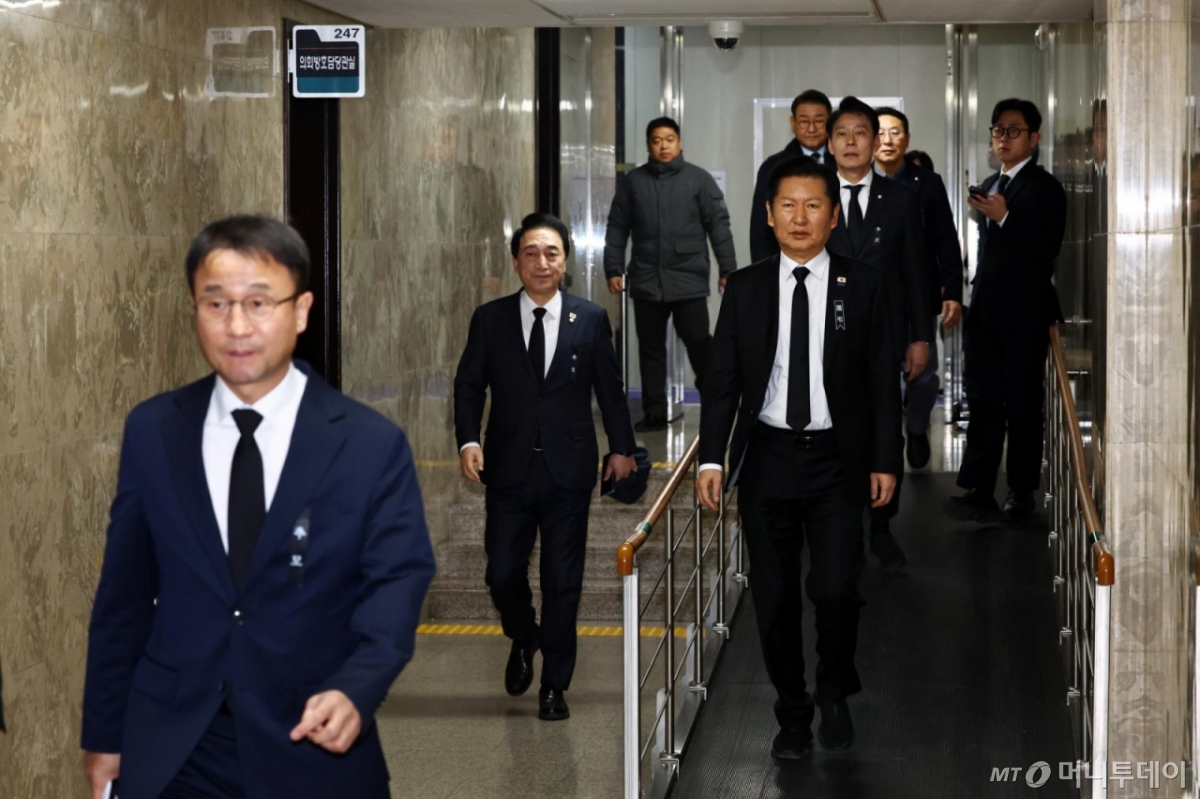 [서울=뉴시스] 김명년 기자 = 정청래 더불어민주당 대표가 29일 오후 서울 여의도 국회에서 열린 의원총회에 참석하고 있다. 2026.01.29. kmn@newsis.com /사진=김명년