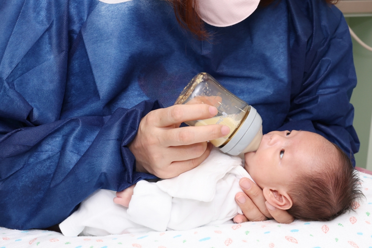 지난 1월 체중 1.5kg 이른둥이 홍이준 군이 복잡 심장기형을 한 번의 수술로 정상화시키는 완전 교정술을 받고 회복 중인 모습. 이준 군은 수술 후 49일간의 집중치료 끝에 같은 달 5일 건강한 모습으로 퇴원했다. /사진제공=서울아산병원