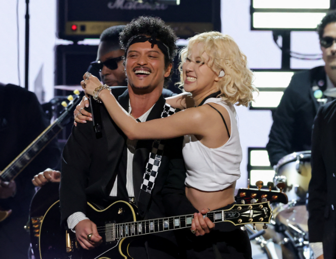 그룹 블랙핑크 로제(29·본명 박채영)가 케이팝 솔로 가수로는 처음으로 '그래미 어워즈' 오프닝 무대를 장식했다. 로제는 팝 가수 브루노 마스와 함께 협업곡 '아파트'를 열창했다. /AFPBBNews=뉴스1