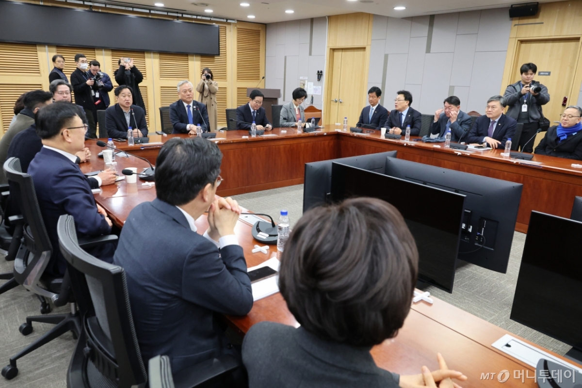 더불어민주당 초선의원 모임인 '더민초' 대표인 이재강 의원이 2일 서울 여의도 국회 의원회관에서 열린 조국혁신당과의 합당 관련 더민초 간담회에서 의원들과 대화하고 있다. /사진=뉴스1