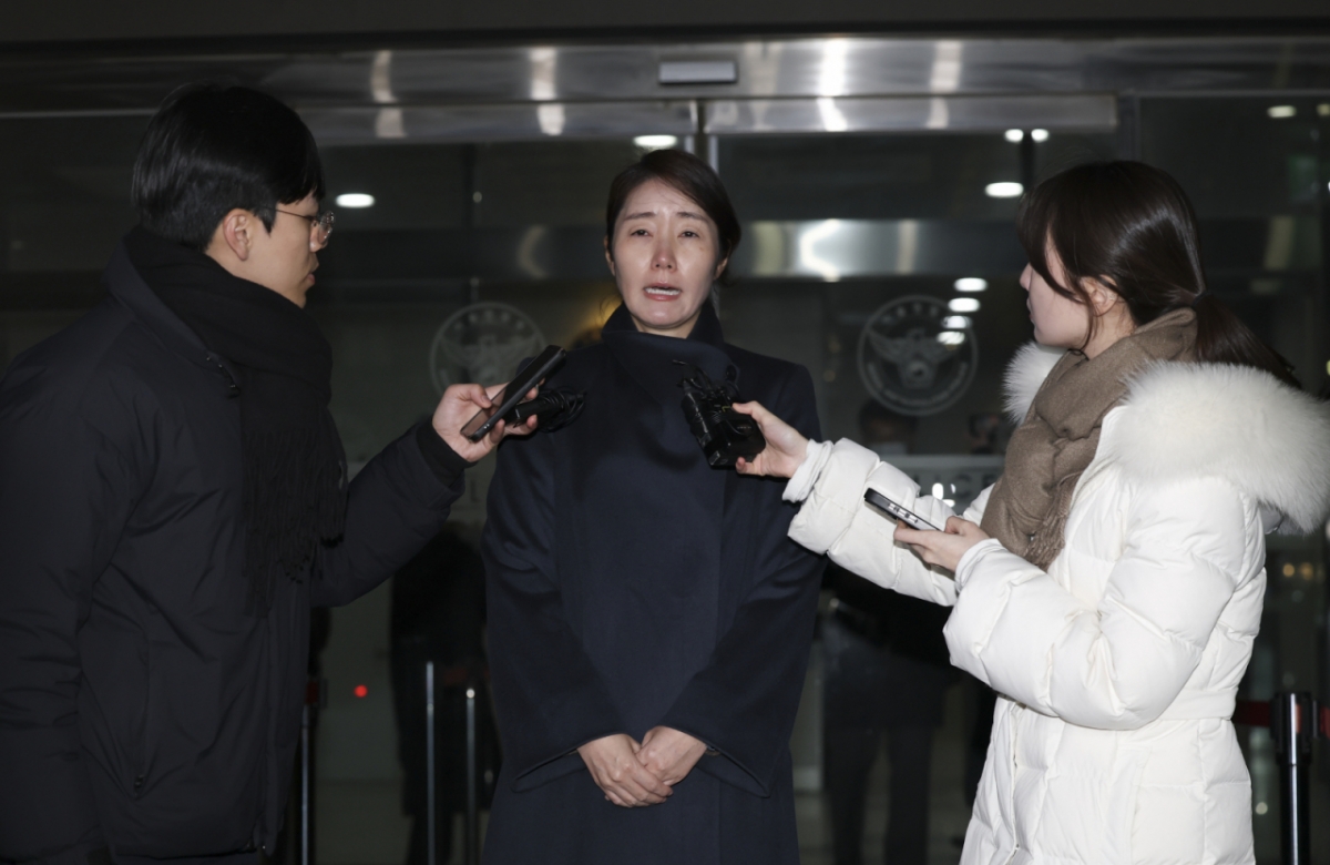 공천헌금 1억원 수수 의혹을 받고 있는 강선우 무소속 의원이 지난달 21일 새벽 서울 마포구 서울경찰청 공공범죄수사대에 피의자 신분으로 조사를 마치고 밖으로 나서며 취재진의 질문에 답하고 있다./사진=뉴시스.