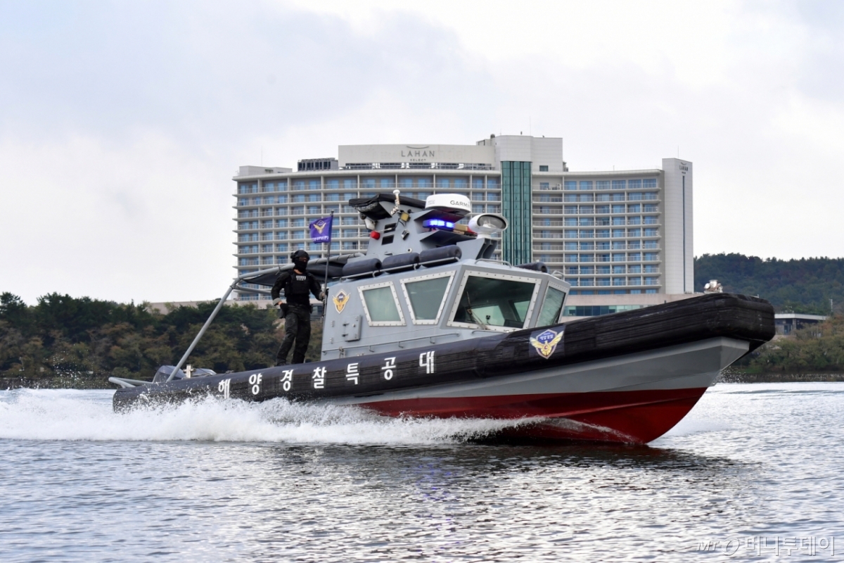 해양경찰특공대원들이 특수기동정을 이용, 경호작전임무를 수행하고 있다. 기사내용과 무관./사진=뉴스1.